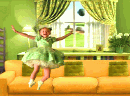 绿裙女孩跳沙发-一个温馨而美丽的家，顽皮的小孩子，喜欢跳..