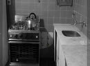 逃出真景厨房-黑暗透着一些光亮，居然进入了一个厨房房间..