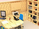 逃出木制办公室-这是一个木制装修的办公室，搜索整个房间找..
