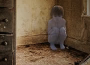 神秘鬼孩屋逃生-在这个神秘的鬼屋里，有一个小鬼孩蹲在墙角..
